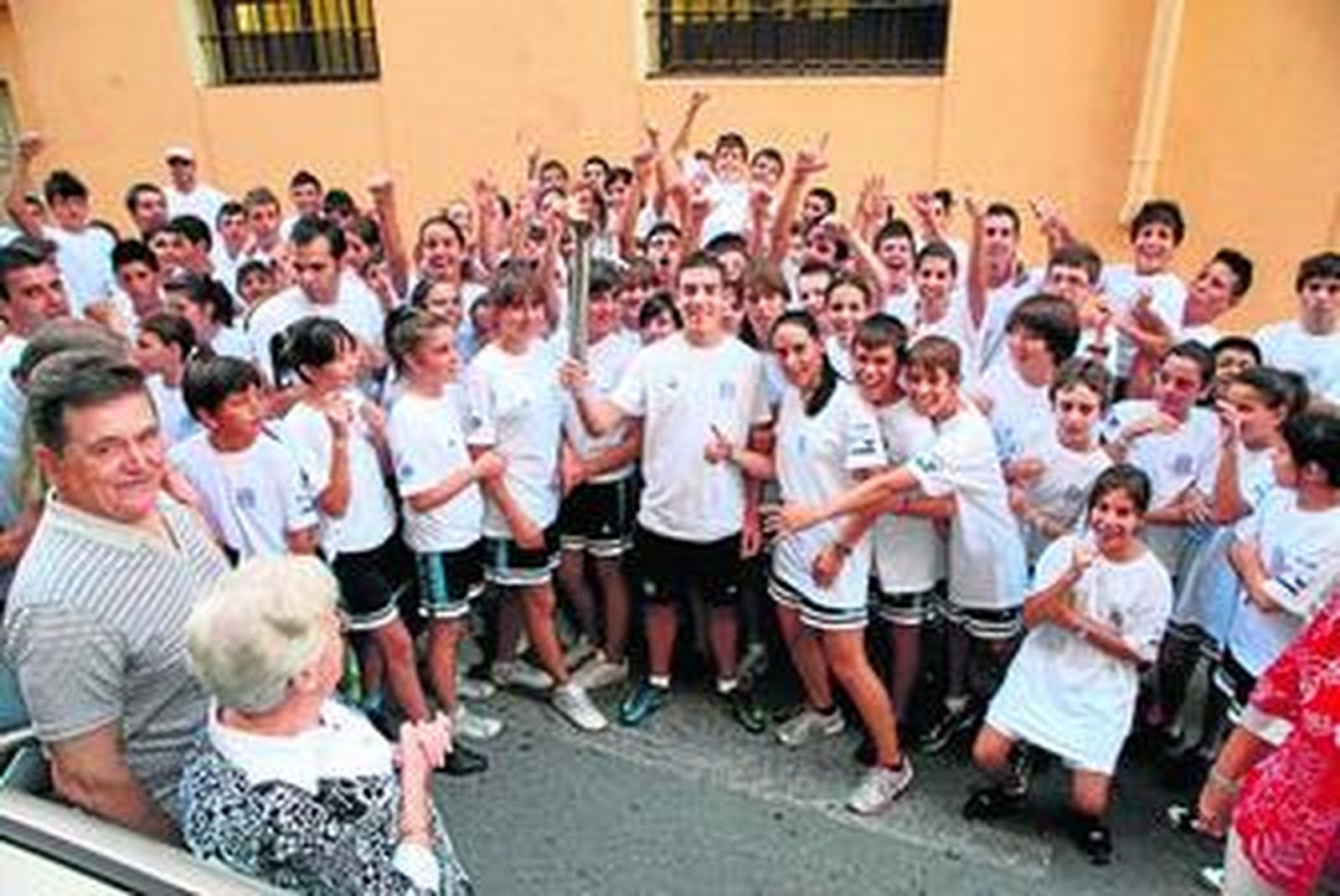 Alumnos del colegio inician la marcha en la sede del antiguo colegio situado en Tomás Heredia.