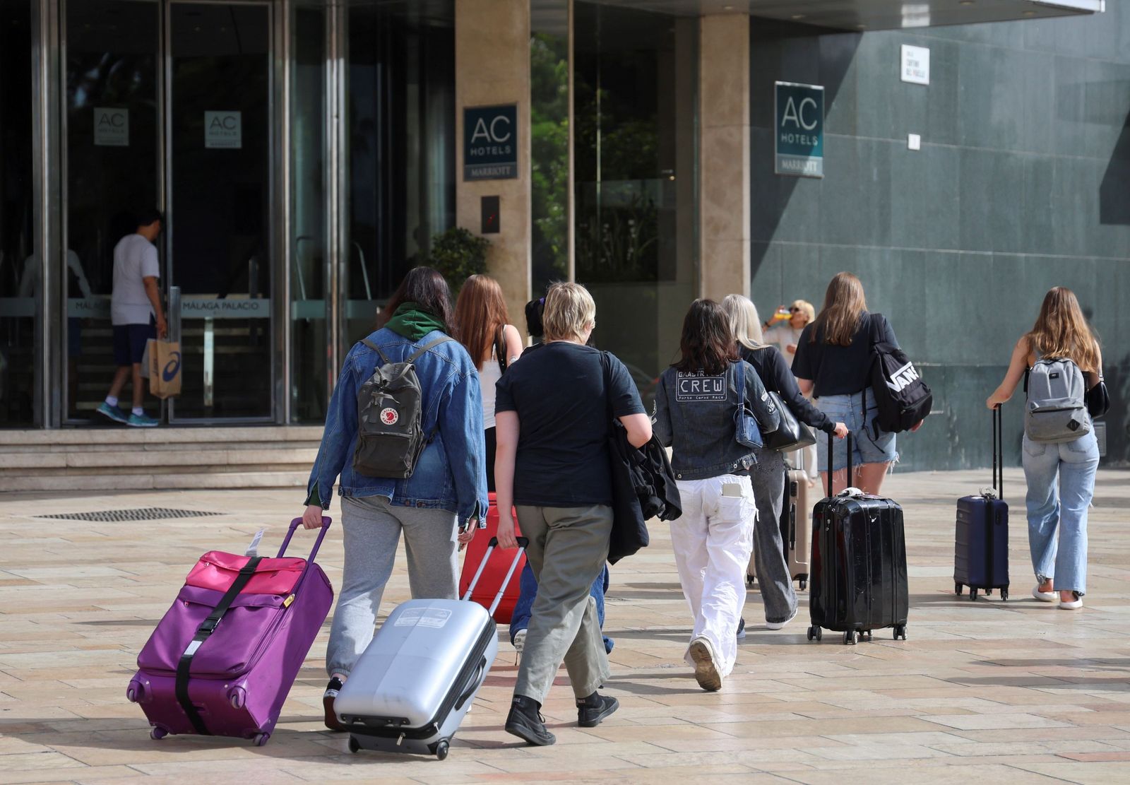 Turistas llegando al hotel.