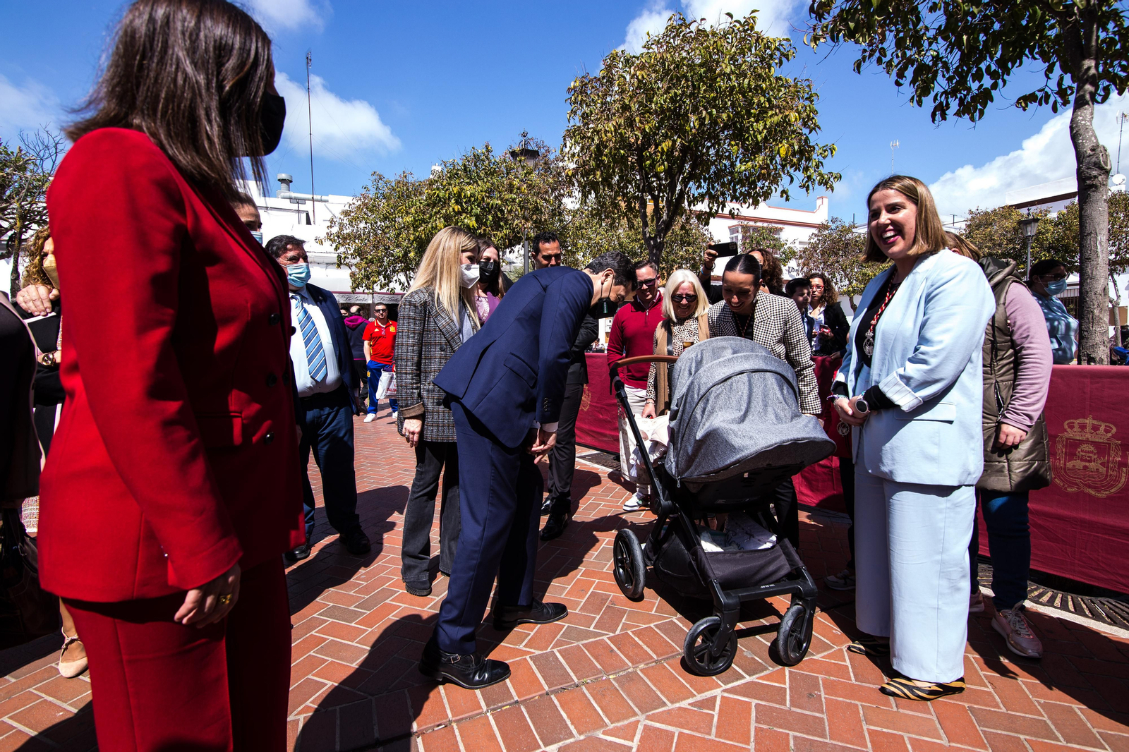 Así ha sido la visita del presidente de la Junta a las hermandades del Lunes Santo de San Fernando