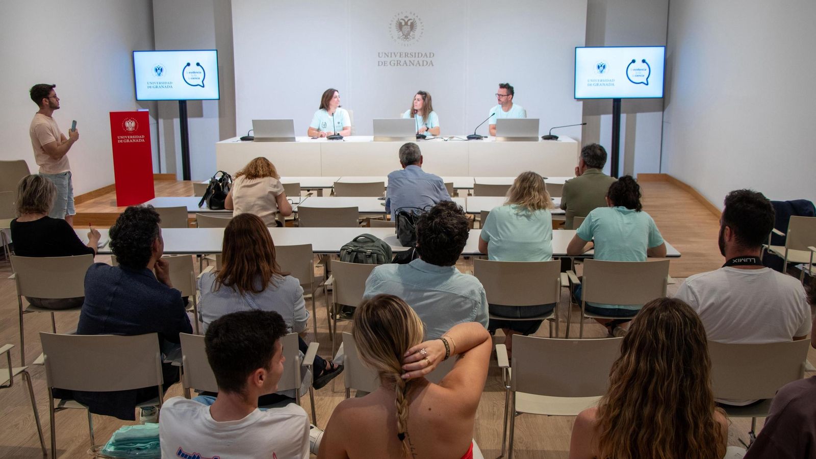 La delegad Virginia Aparicio, la vicerrectora Marga Sánchez y el vicerrector Salvador del Barrio presentan el proyecto
