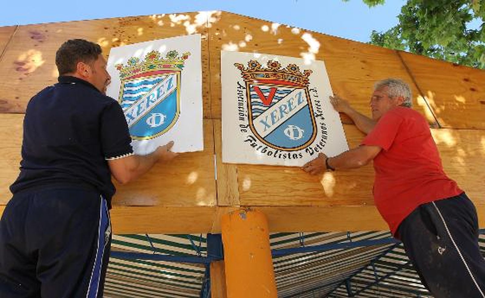 Los veteranos del Xerez colocando los escudos de la fachada.

Foto: M.A. Gonzalez