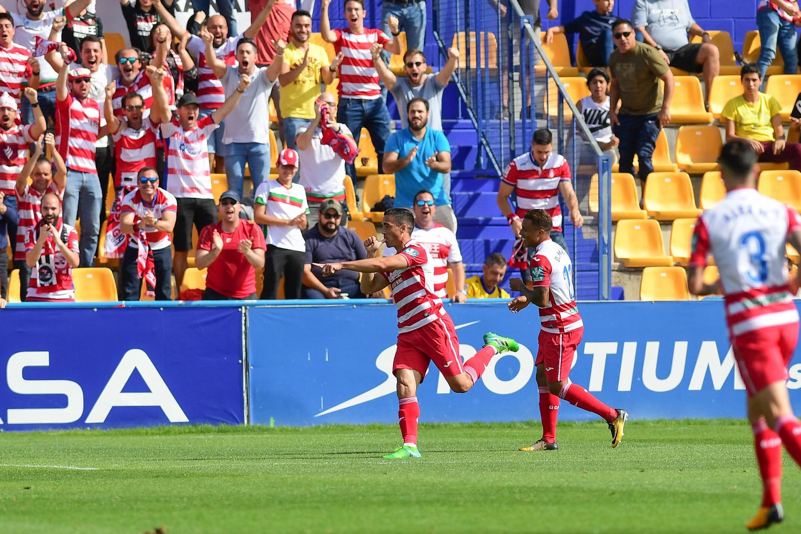 Los aficionados del Granada desplazados hasta Alcorcón celebran el vital gol del empate de Pedro Sánchez.