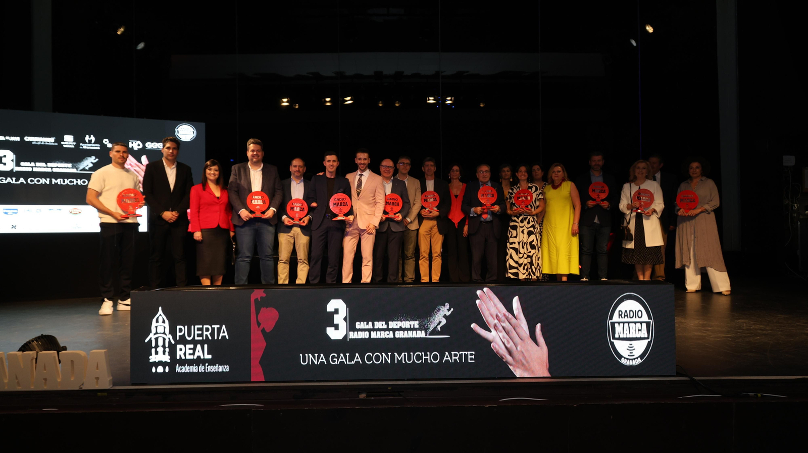 Todos los galardonados de la noche en una foto de familia.