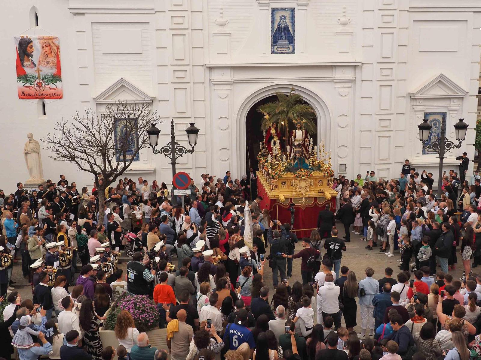 Las mejores imágenes de 'La Mulita' en Isla Cristina, única procesión en la tarde del Domingo de Ramos en la costa onubense