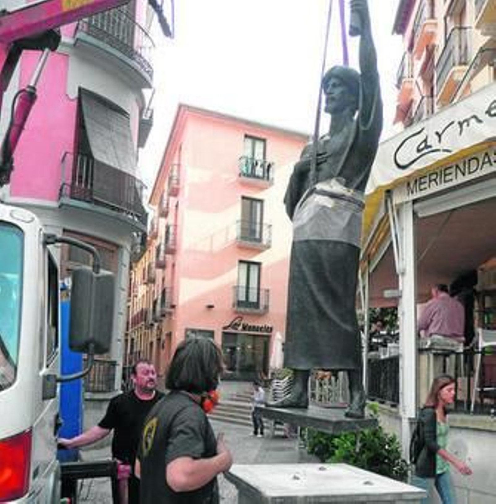 Los técnicos colobaban ayer la escultura a primera hora de la mañana.