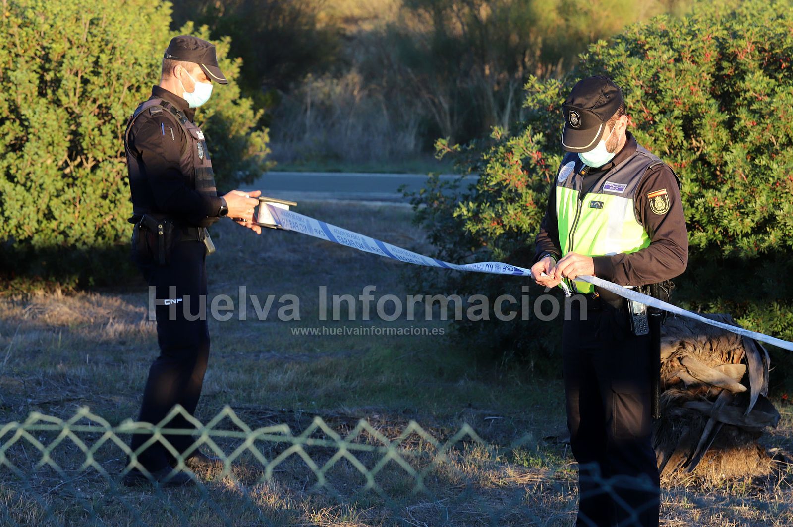 Encuentran los cuerpos de Enrique y Paqui en el acceso al espigón de Huelva, en imágenes