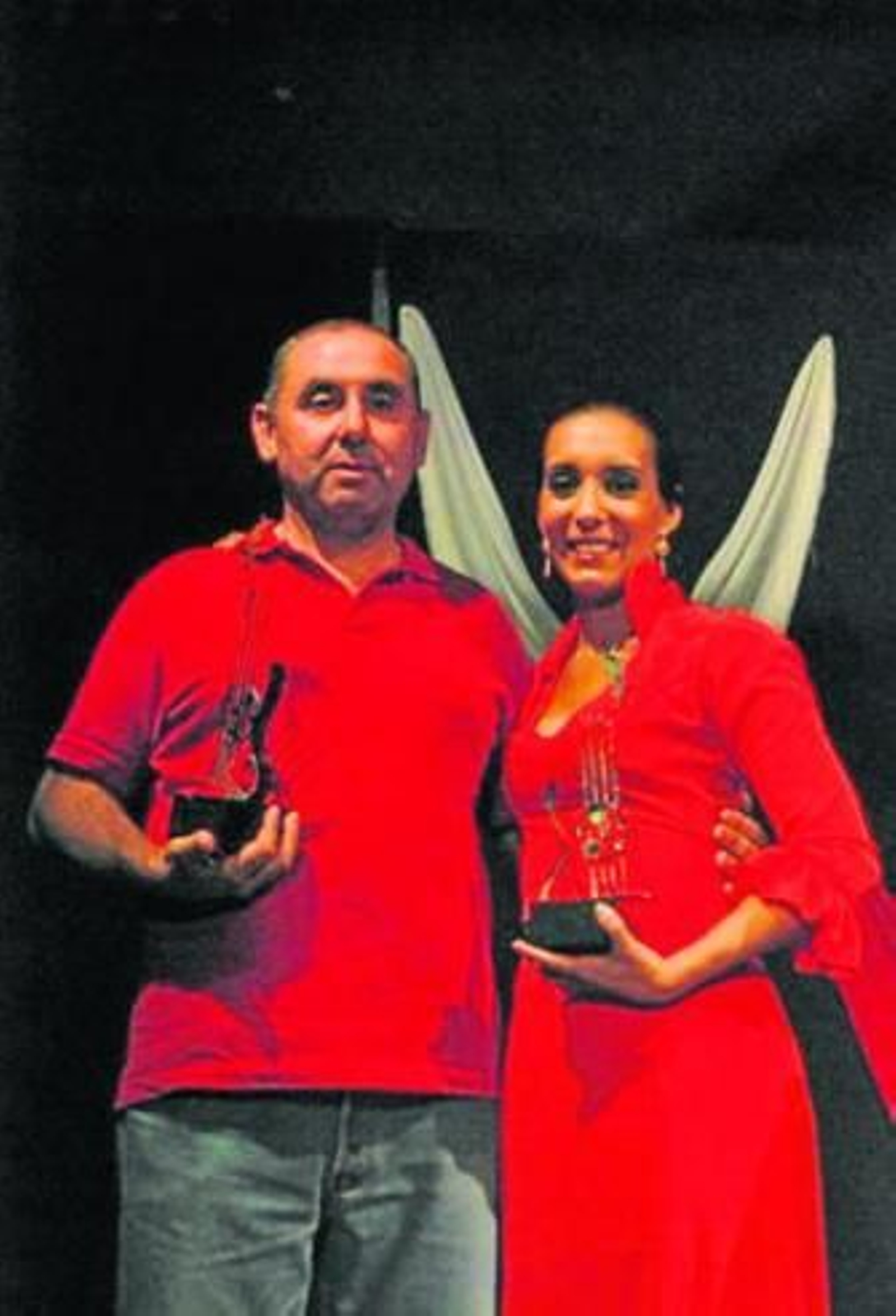 La bailaora jerezana, junto a otro premiado, en el certamen flamenco.