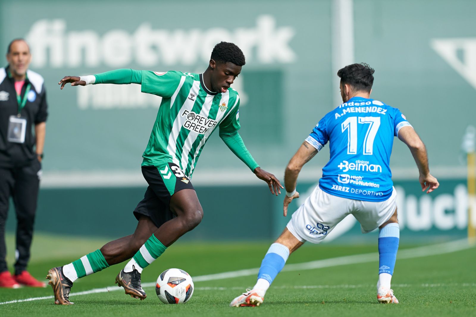 Assane encara a Menéndez en la Ciudad Deportiva Luis del Sol.