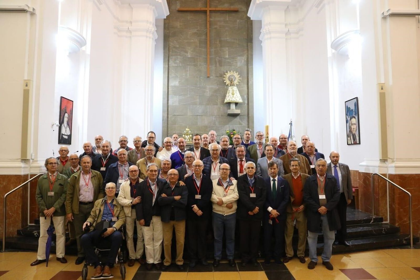 El  grupo de antiguos alumnos del colegio San Felipe Neri Marianistas, pertenciente a la promoción 1960-71, tras finalizar la ceremonia religiosa oficiada en la capilla del colegio por el padre José Antonio Barbudo.