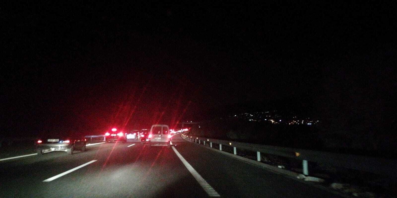 Retenciones en la A-44 para volver de la playa tras un accidente y el incendio de un coche.