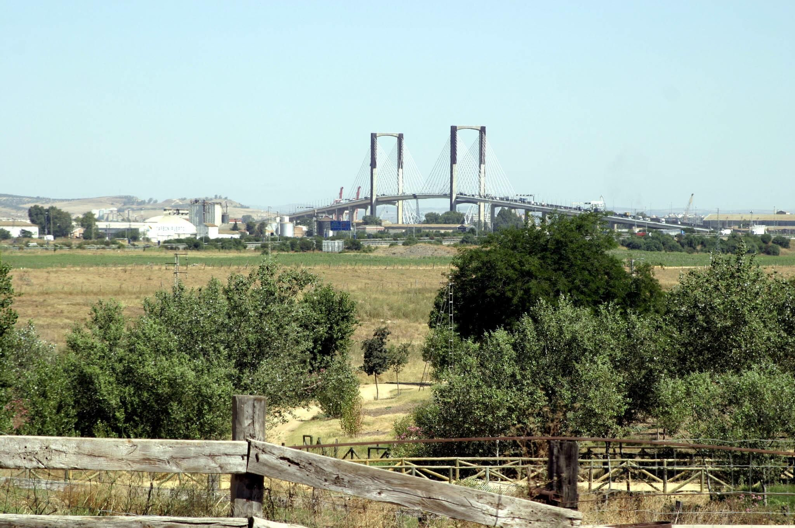 Terrenos del Cortijo de Cuarto con el puente del Puente del Centenario