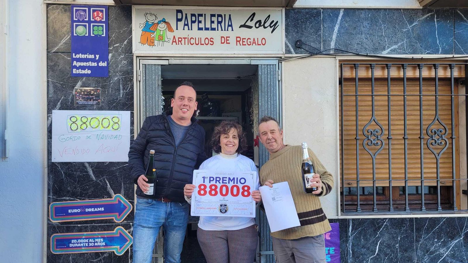 Loli Galeote, en el centro, celebra el premio.