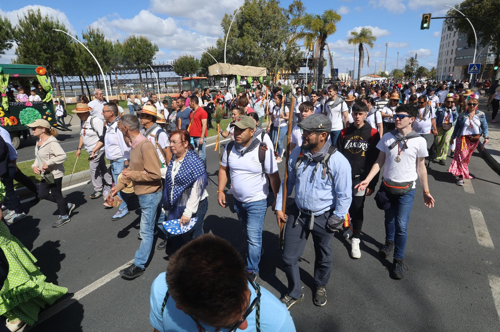 Las mejores imágenes de los peregrinos en la salida de Emigrantes