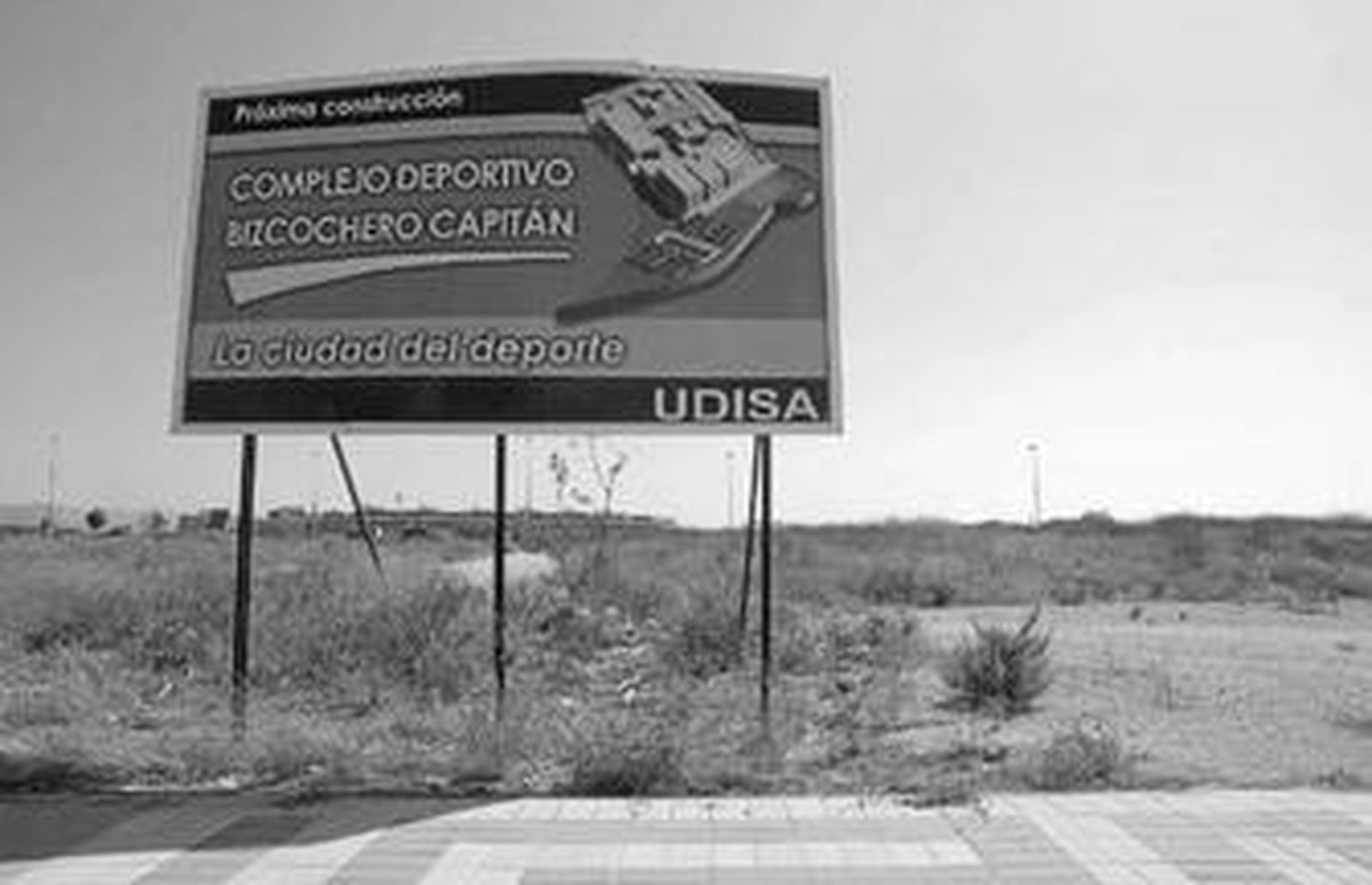 Cartel informativo del complejo deportivo de Bizcochero Capitán, junto a la Ciudad de la Justicia.