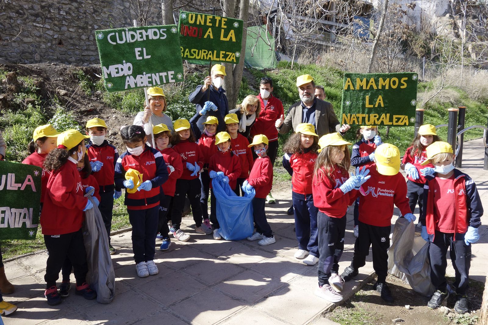 Una 'patrulla escolar medioambiental' recoge la basura de la ruta del colesterol de Granada