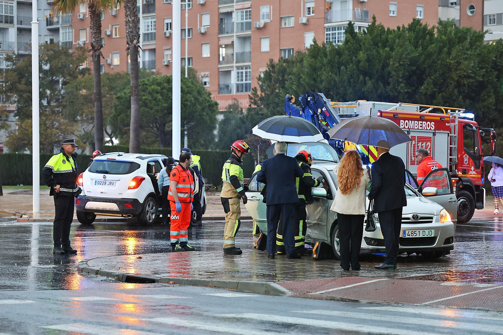 Las espectaculares imágenes del rescate de una persona en un accidente de tráfico en Huelva