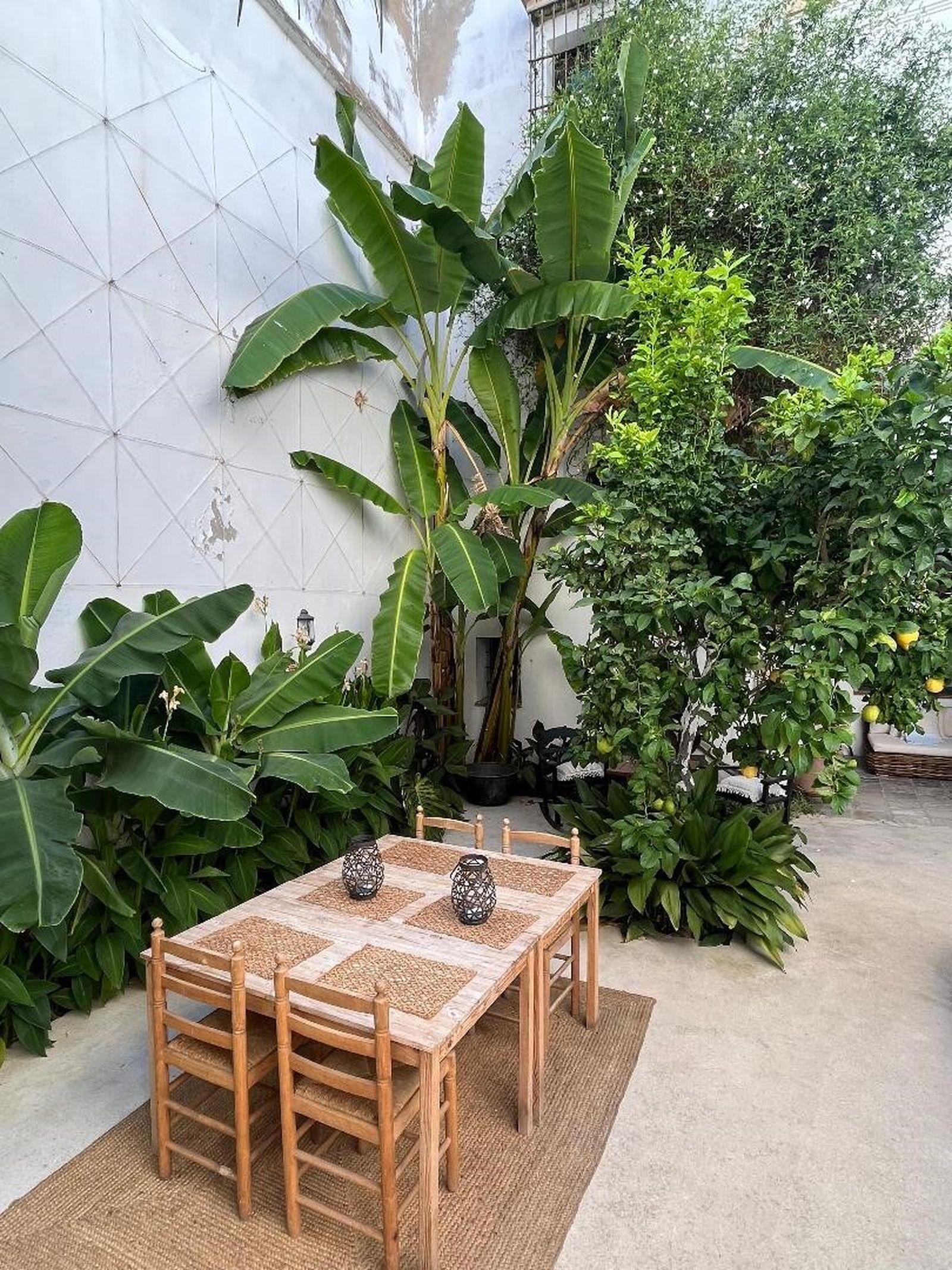 Un detalle de l velador del patio.