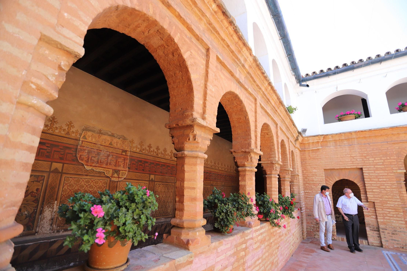Estado de deterioro en el que se encuentra las pinturas murales del patio mudéjar de La Rábida.