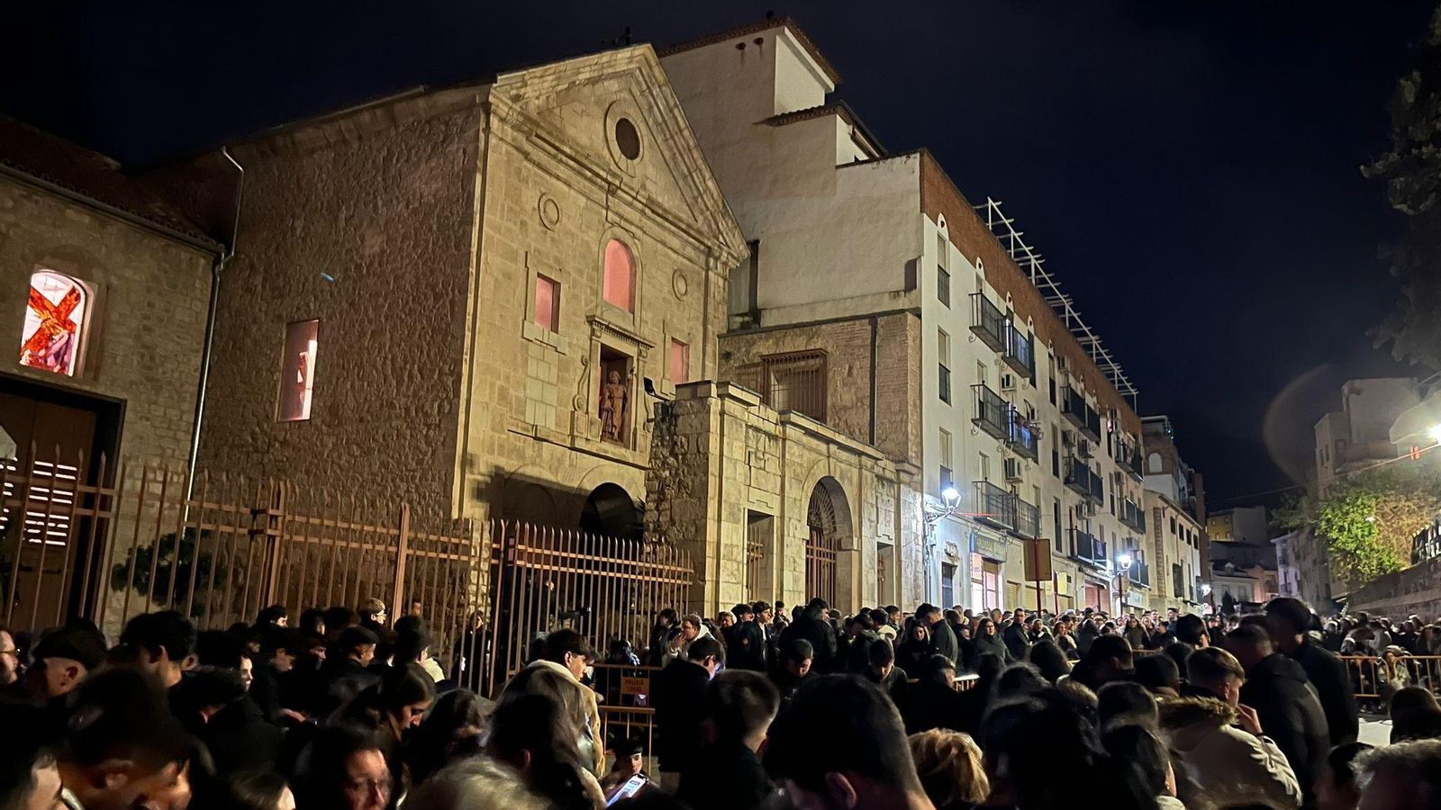 Miles de devotos esperaron la salida de Nuestro Padre Jesús hasta el último minuto