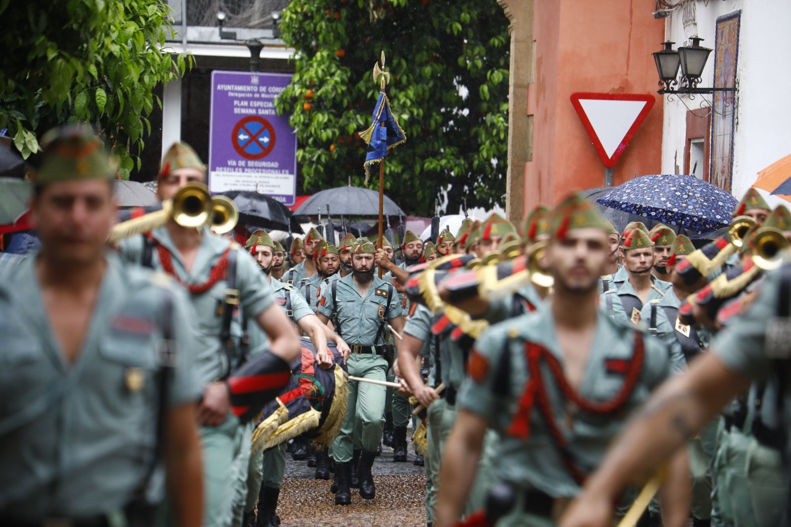 Las mejores imágenes del vía crucis de la Caridad de Córdoba con la Legión en este Viernes Santo
