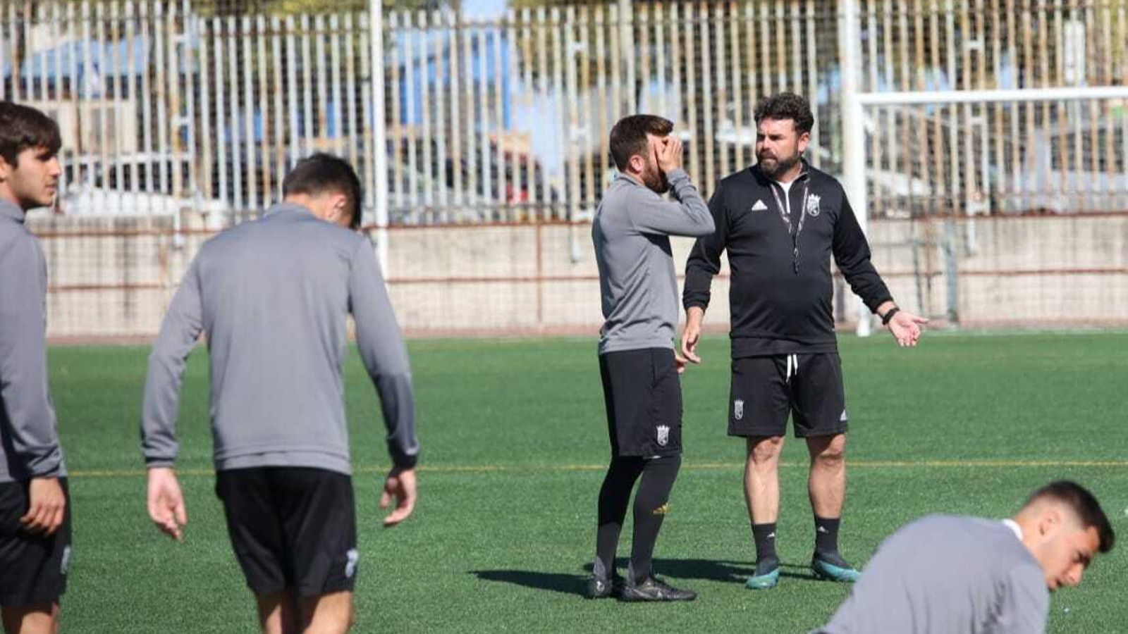 Juan Pedro charla con el capitán José Parada.