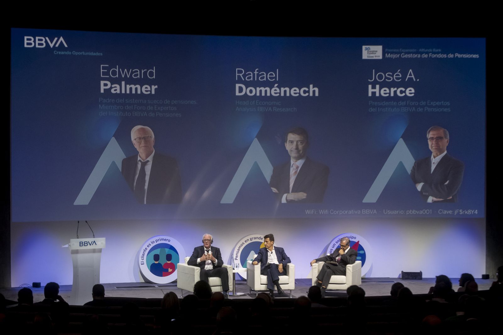 M. G. Edward Palmer, Rafael Doménech y José Amtonio Herce, durante la jornada organizada por BBVA.