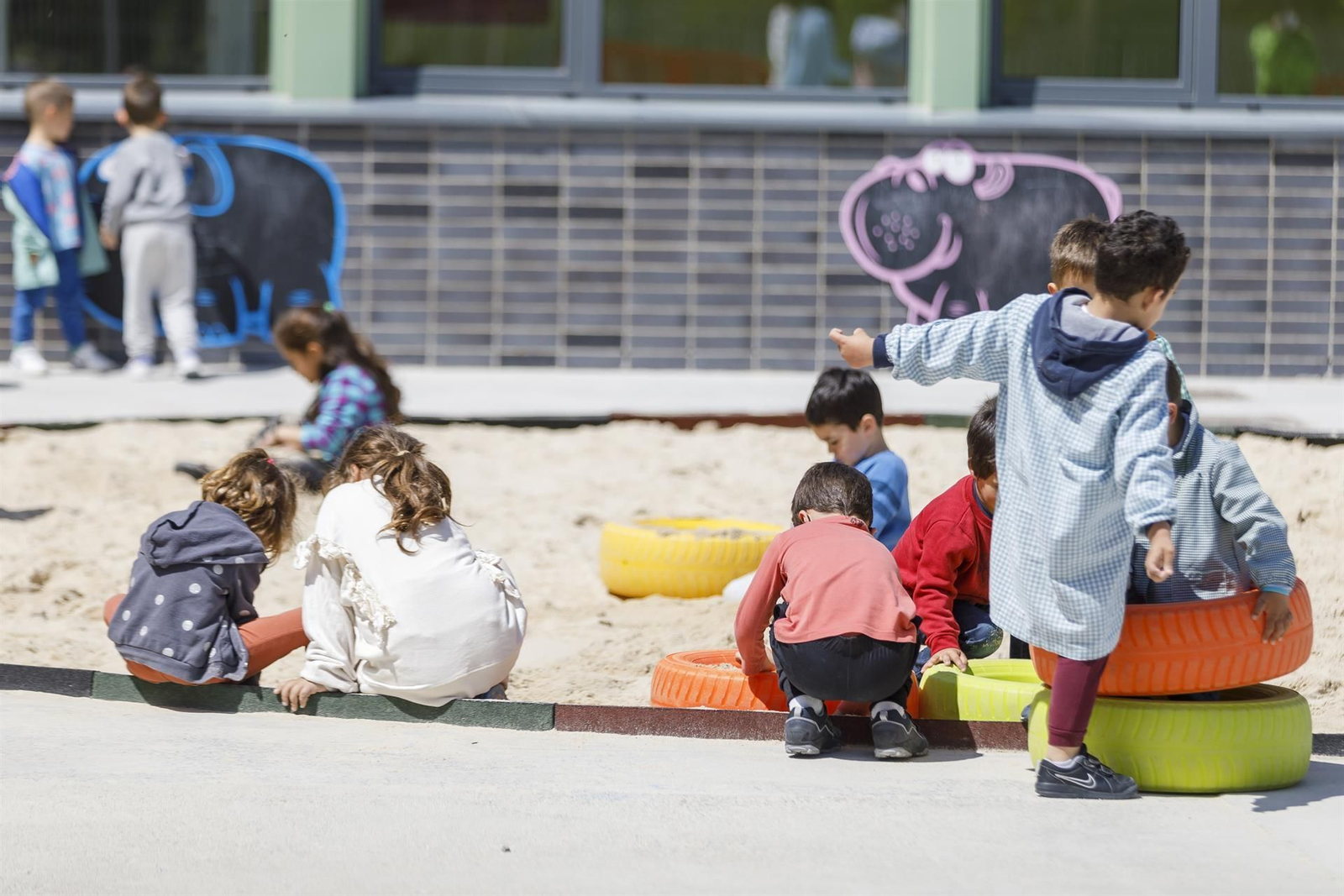 Varios niños jugando