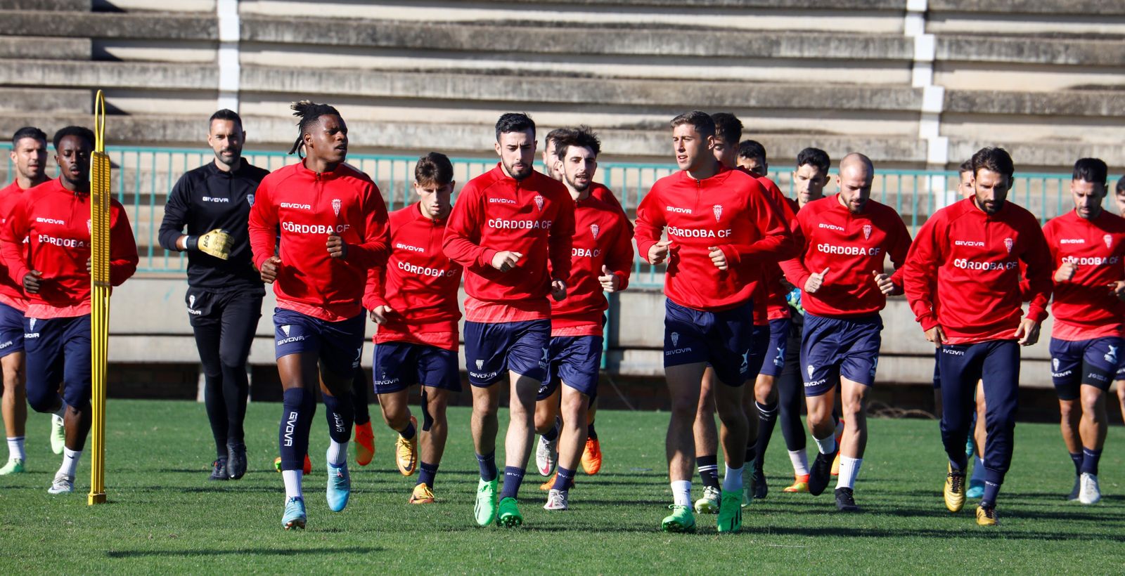 Los jugadores del Córdoba CF hacen carrera continua antes del entrenamiento de este jueves.