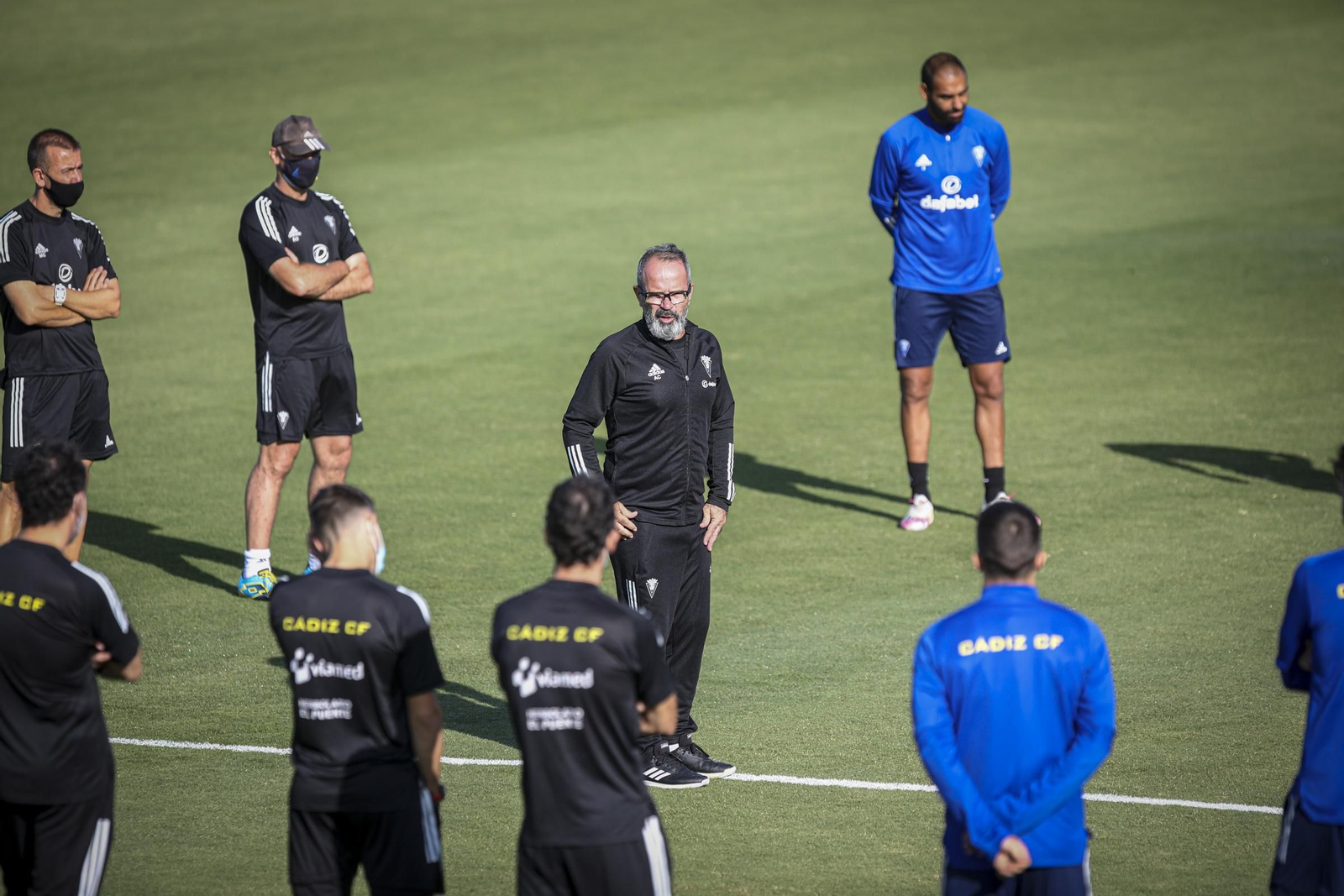 Cervera da instrucciones en un entrenamiento.