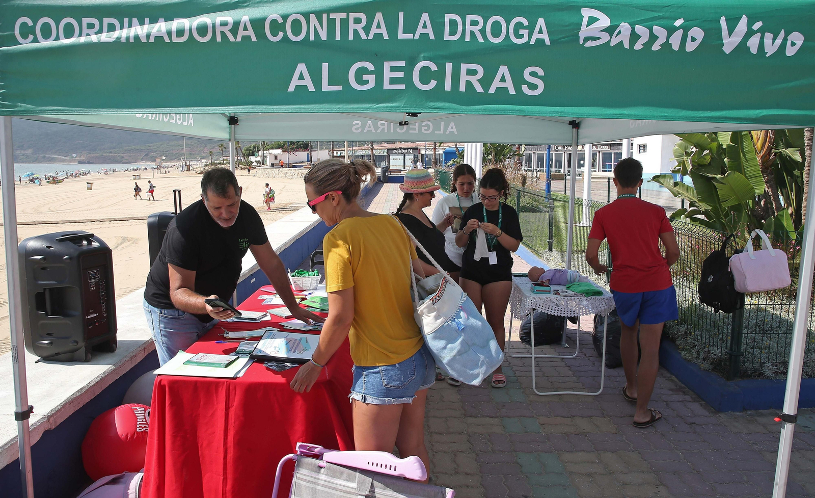 Fotos de las actividades de 'Emociónate con Barrio Vivo' en la playa de Getares
