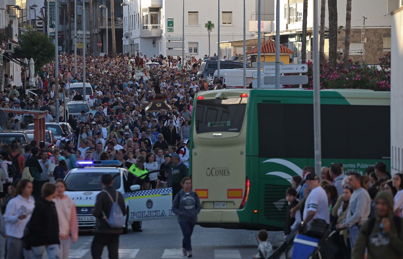 El regreso a su templo de la Virgen de la Luz de Tarifa, en imágenes