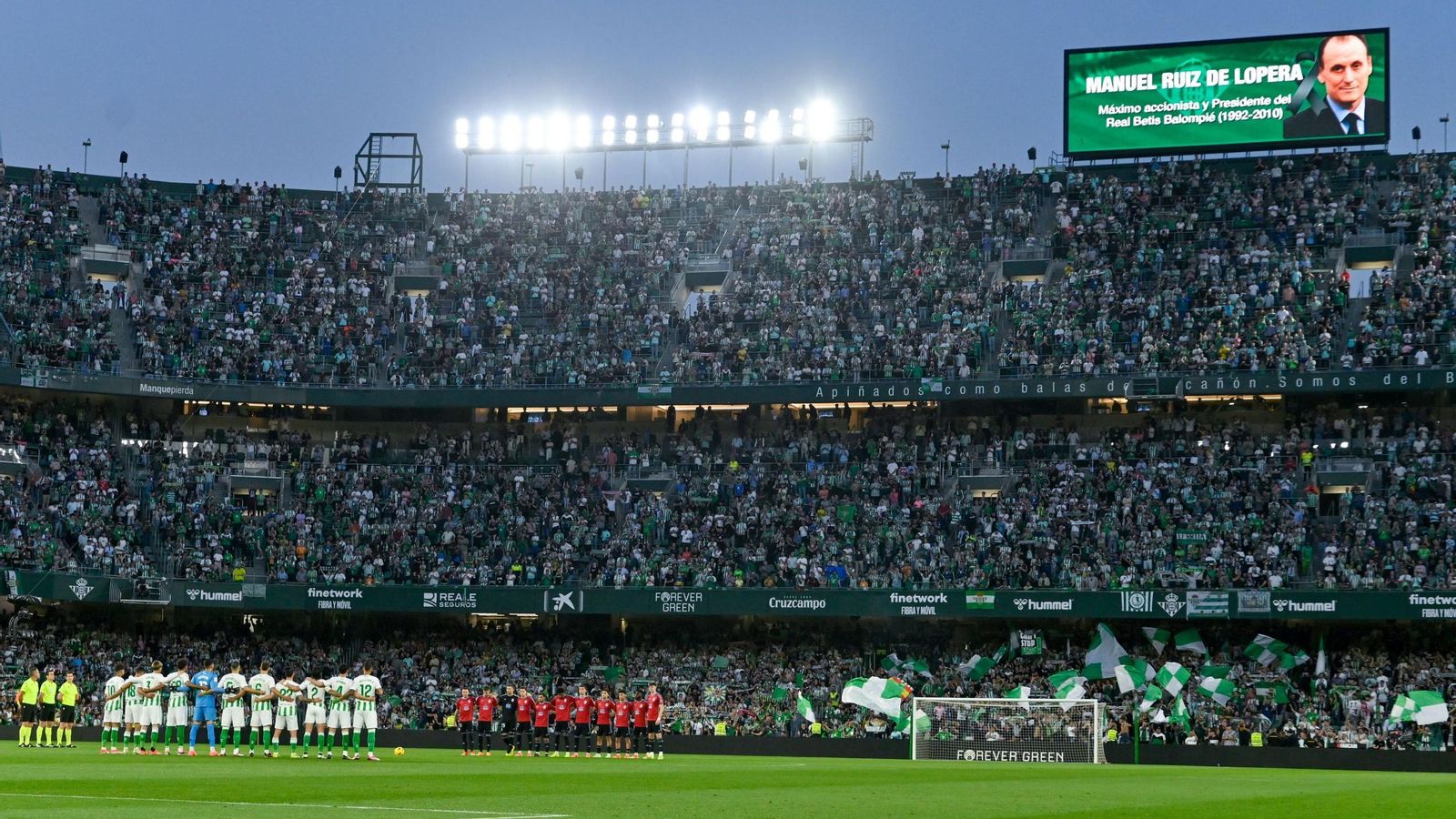 Minuto de silencio en el Benito Villamarín, en un Betis-Celta, tras el fallecimiento de Manuel Ruiz de Lopera.