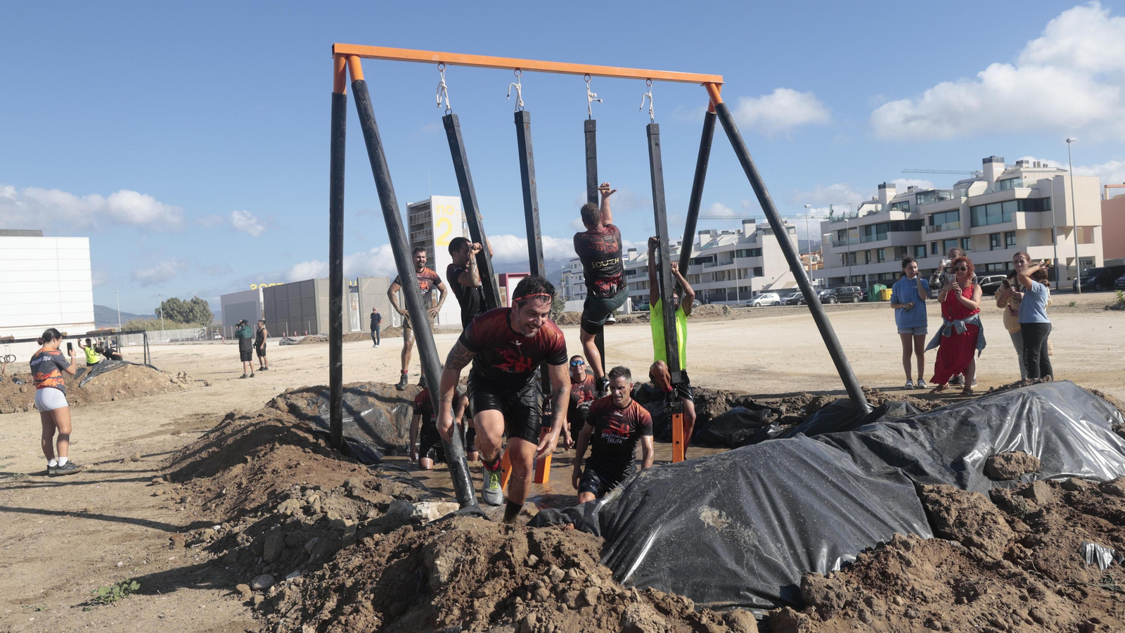Carrera de obstáculos Adrenaline Race, en la playa de los Lances, en imágenes