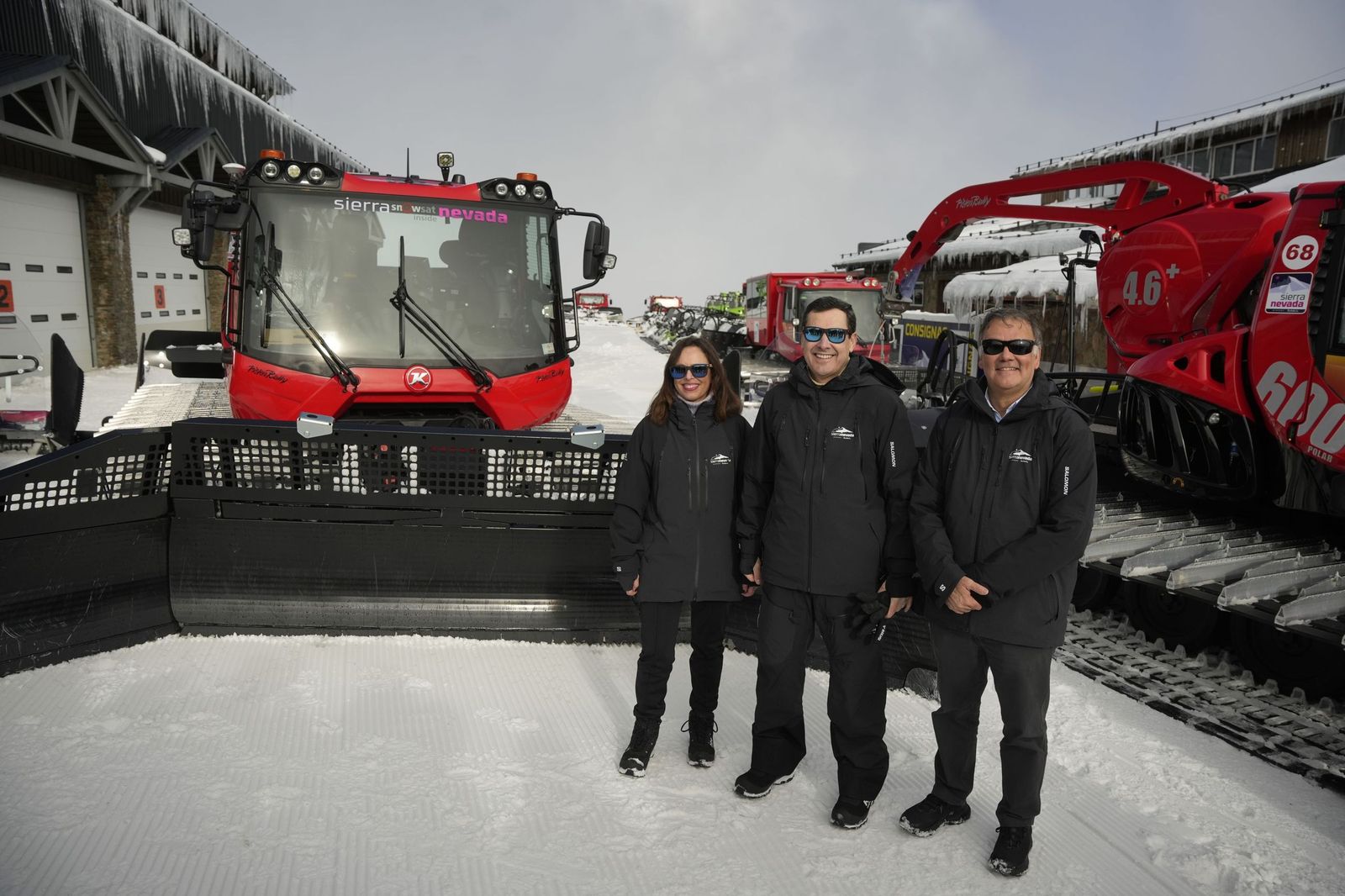 La consejera de Fomento, Rocío Díaz, el presidente de la Junta, Juanma Moreno, y el consejero delegado de Cetursa, Jesús Ibáñez