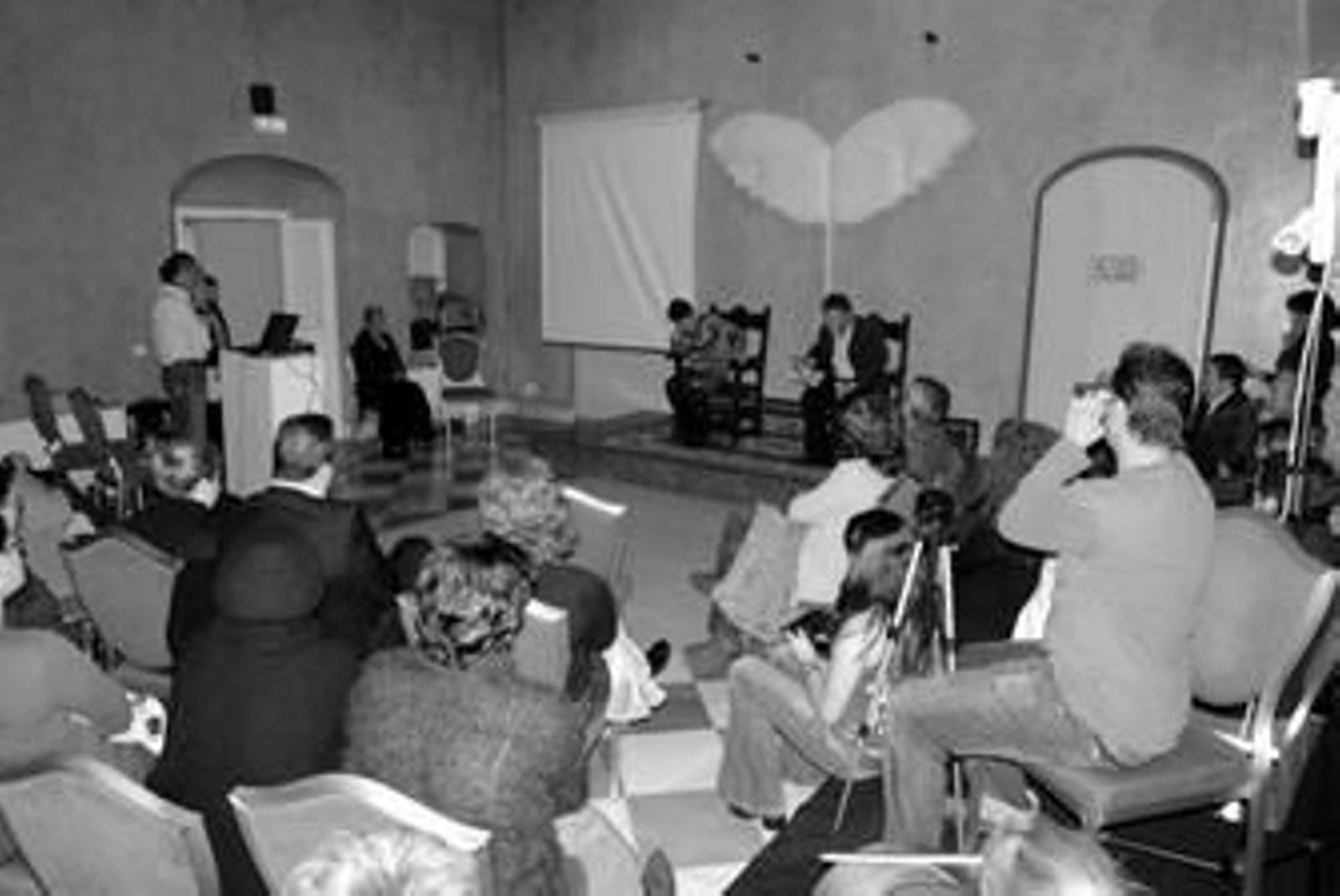 Un grupo de personas asisten a un acto con motivo del Día Mundial contra la violencia machista. Un grupo de personas asisten a un acto con motivo del Día Mundial contra la violencia machista.