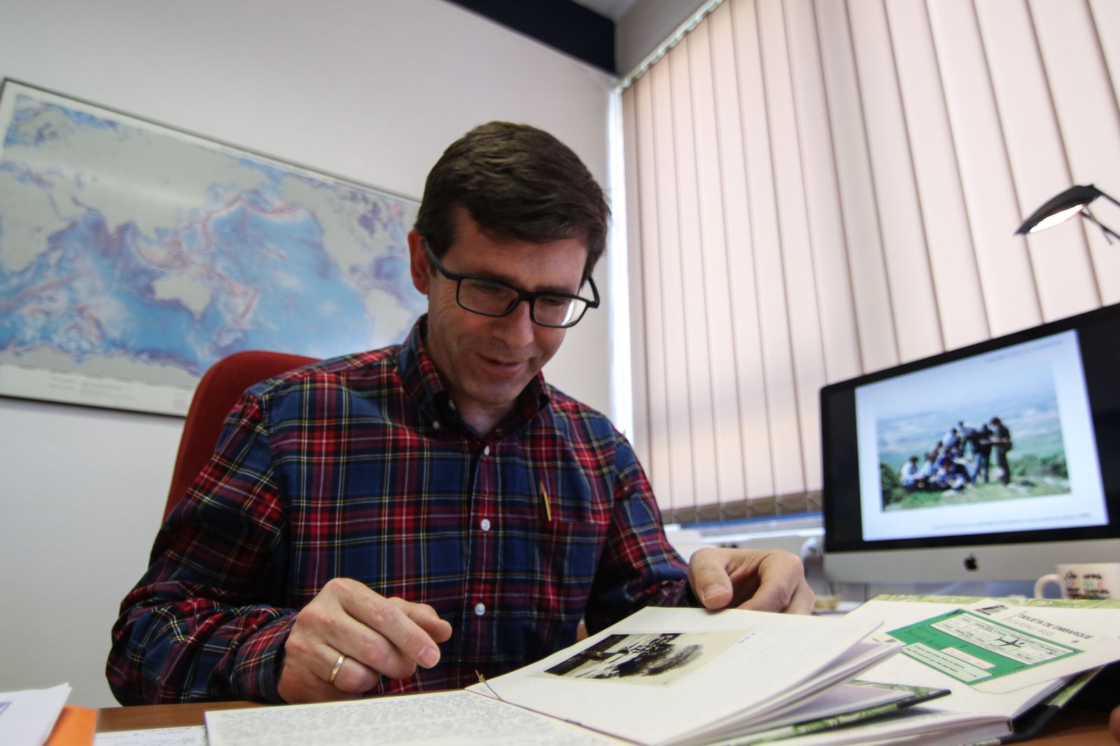 Juan Ignacio Soto, en su despacho de Ciencias, repasa el diario que escribió durante sus dos meses en Grecia.