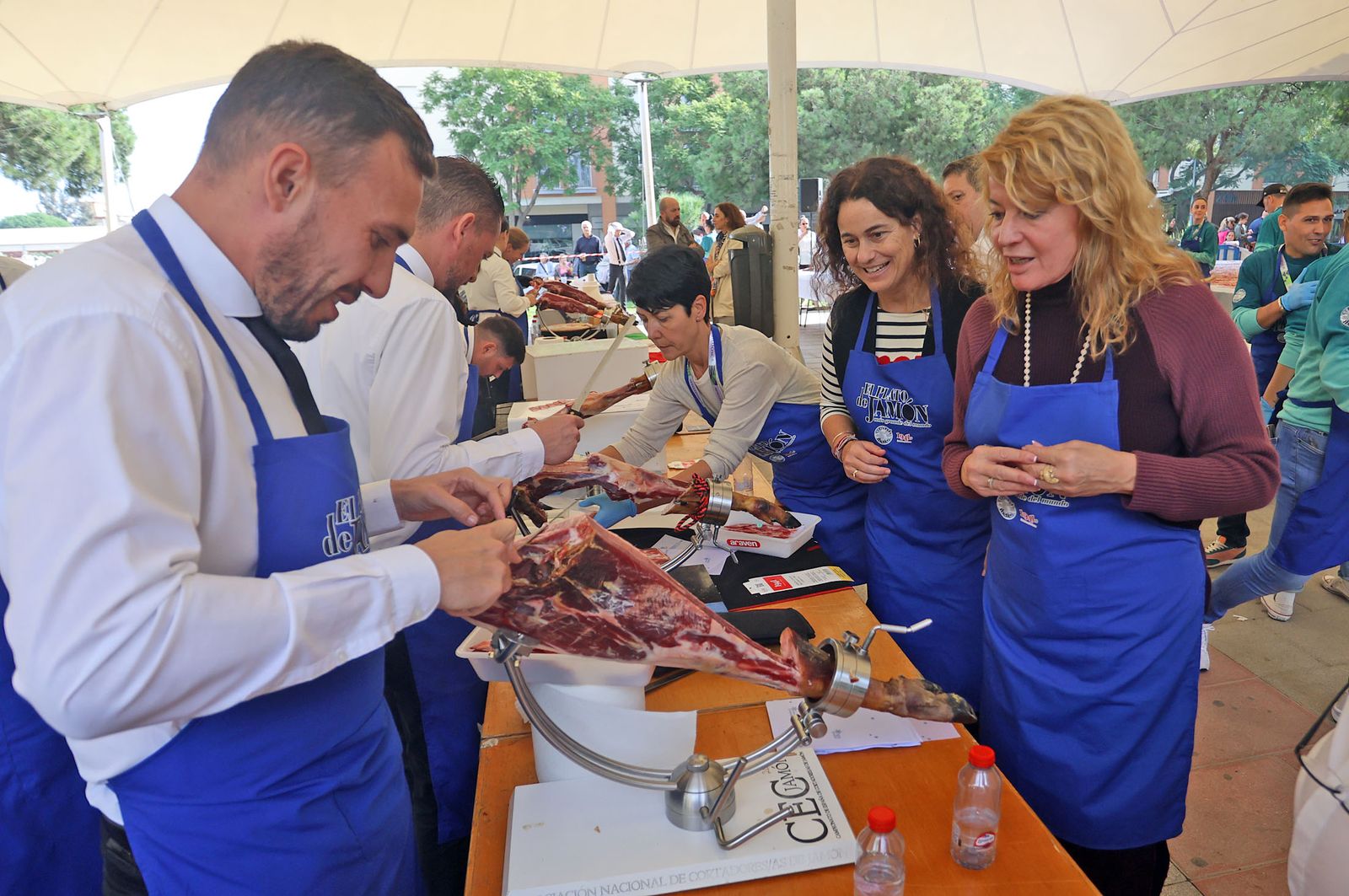 Huelva consigue el récord Guinness con el plato de jamón más grande del mundo, en imágenes