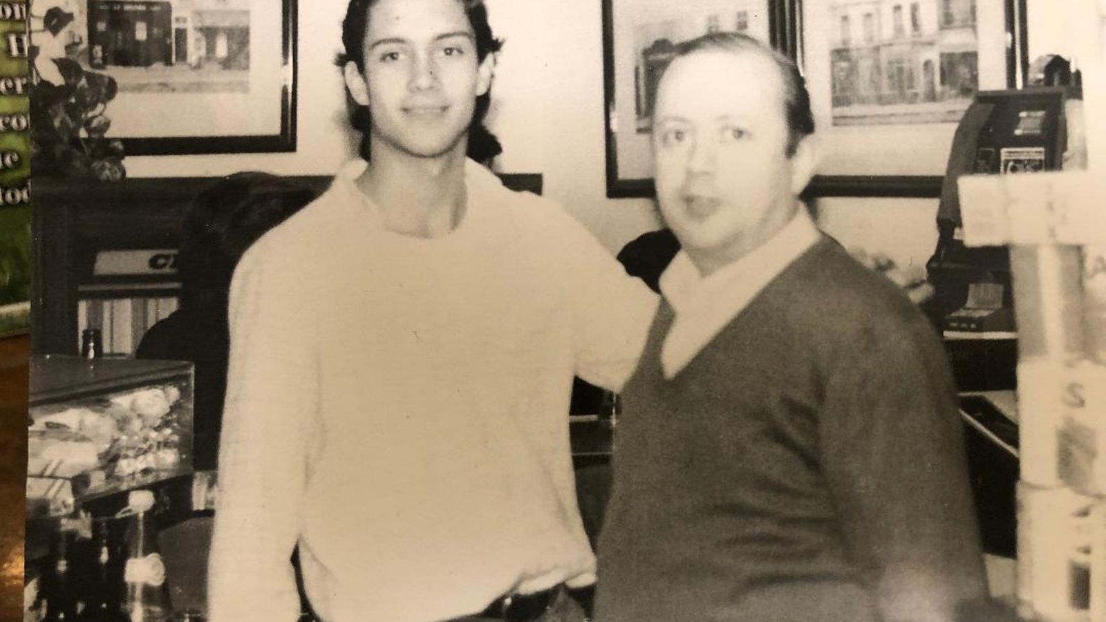 Gabino Hidalgo Pellón con su hijo Carlos Hidalgo Hernández, nieto y biznieto del fundador del Ultramarino Las Nieves.