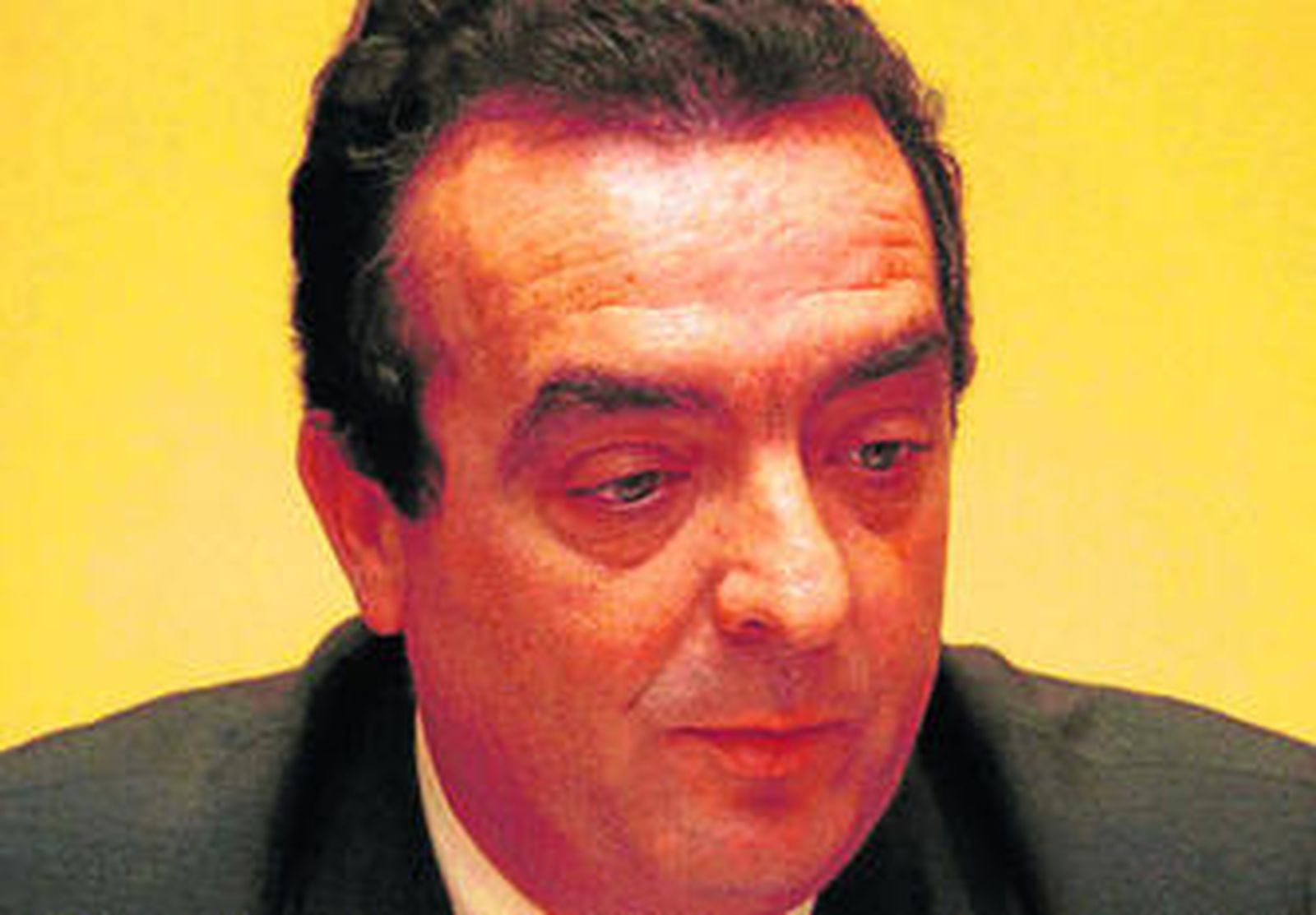 Espárrago se protege del sol mientras sigue con atención el partido.