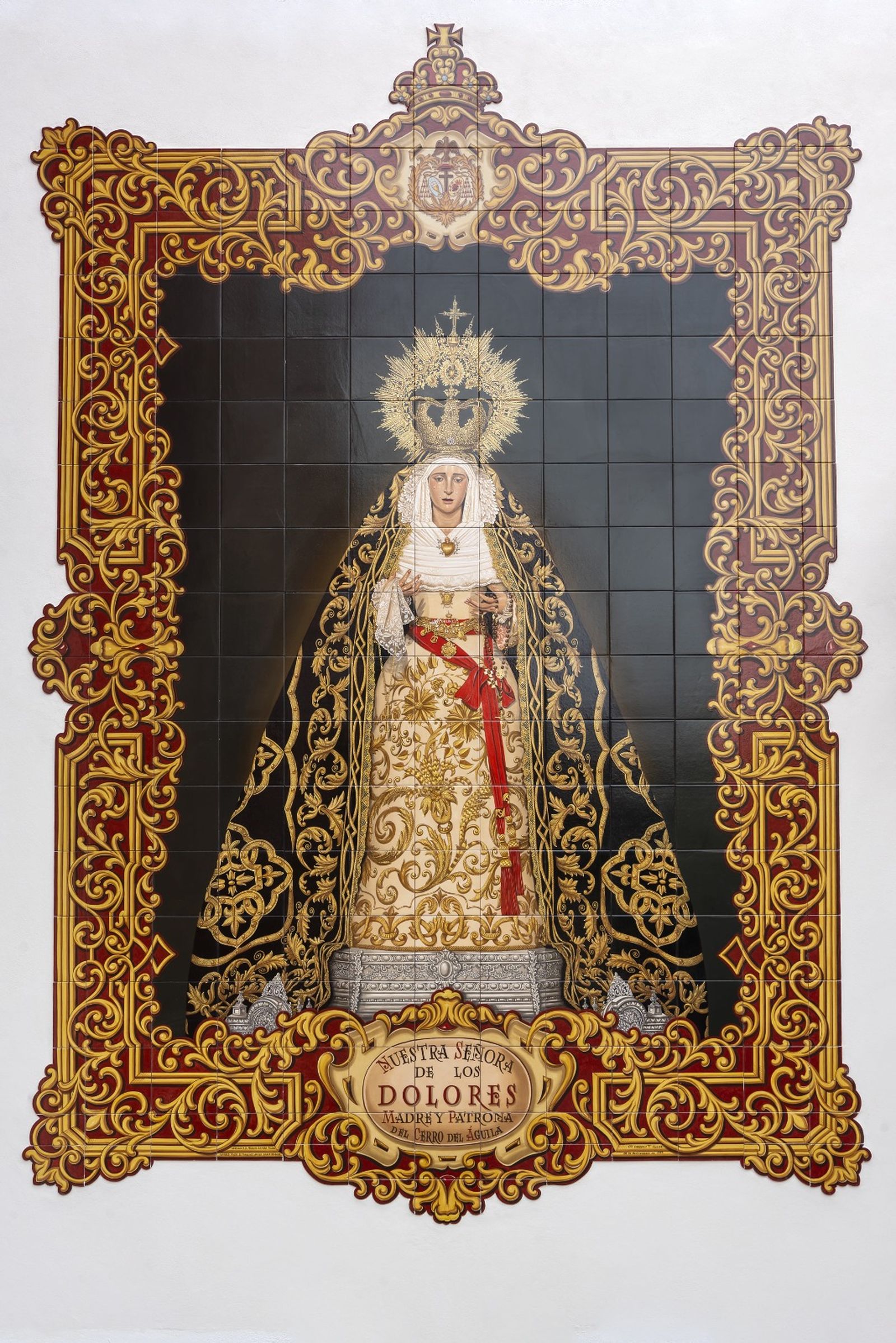 Detalle del azulejo en honor a la Virgen de los Dolores