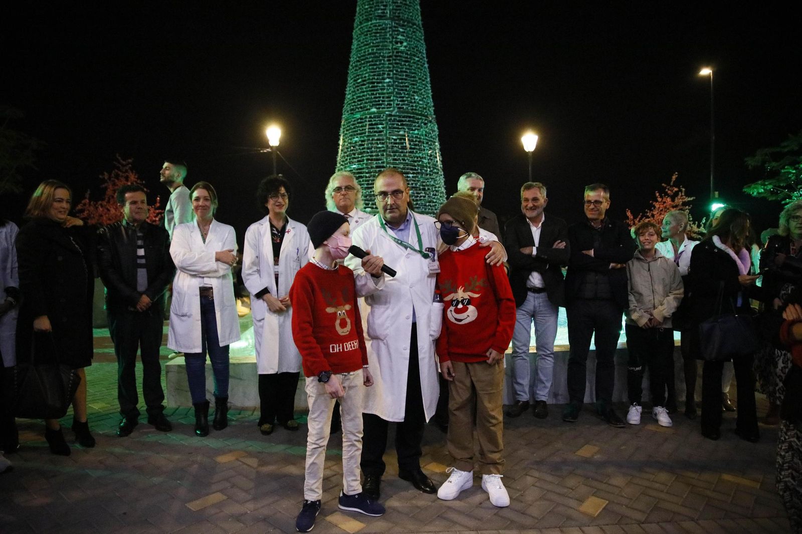 Las imágenes del encendido de la iluminación navideña en el Hospital Torrecárdenas de Almería