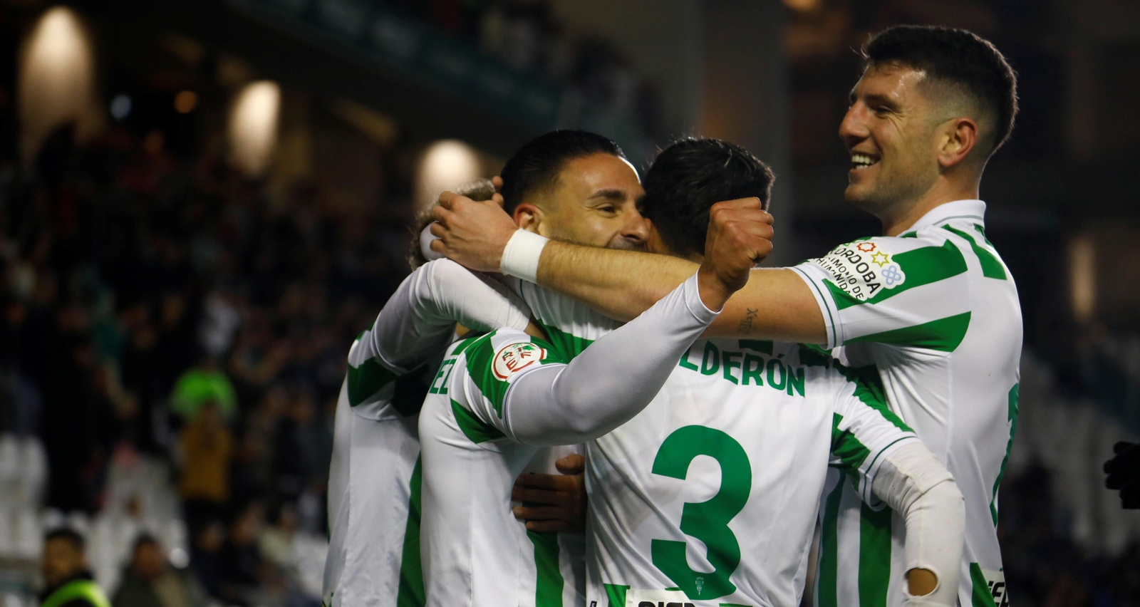 Los jugadores del Córdoba CF abrazan a Kike Márquez tras su gol al Atlético de Madrid B.