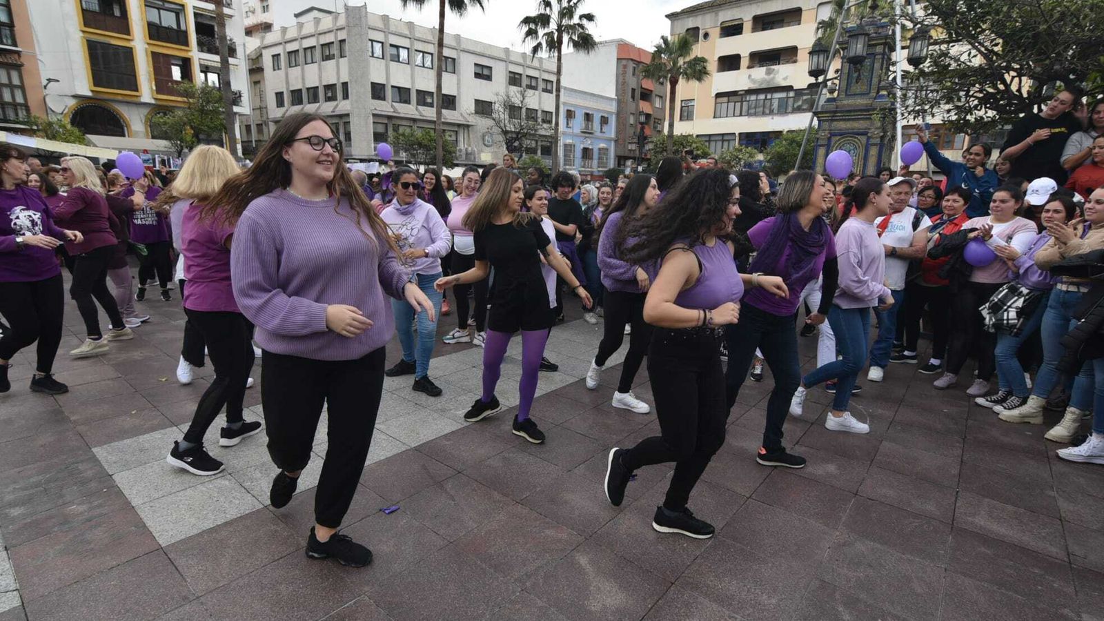 Bailes por el 8-M en la Plaza Alta.