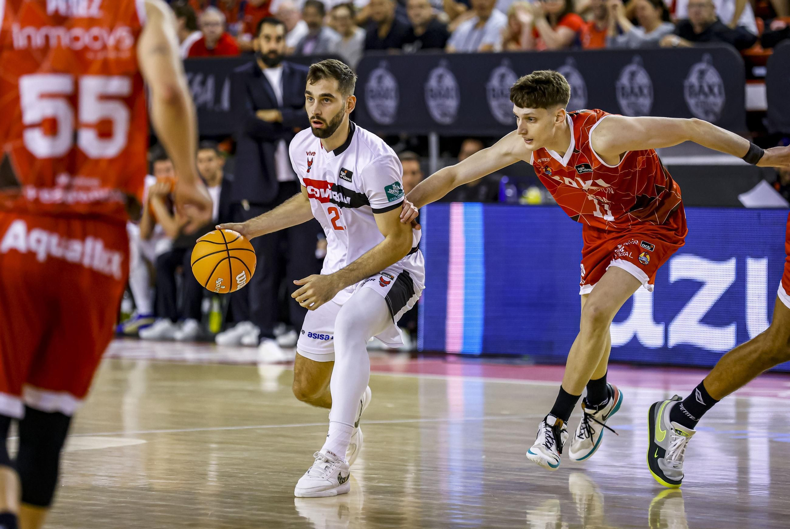 Jovan Kljajic es perseguido por Agustín Ubal en el duelo ante Manresa.