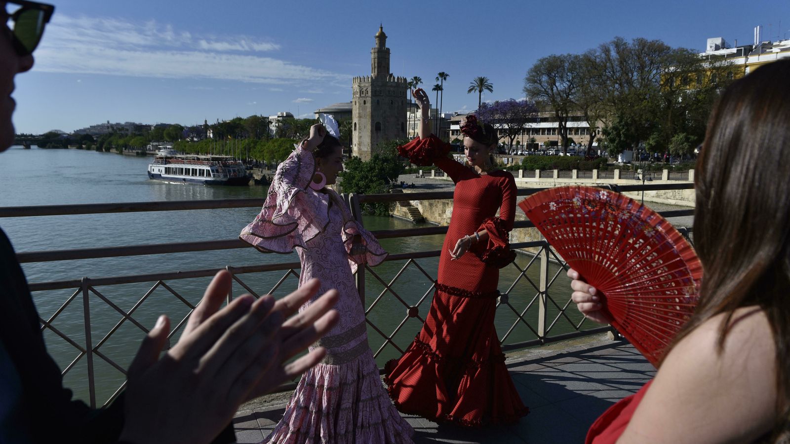 Baile por sevillanas con la Torre del Oro de fondo.