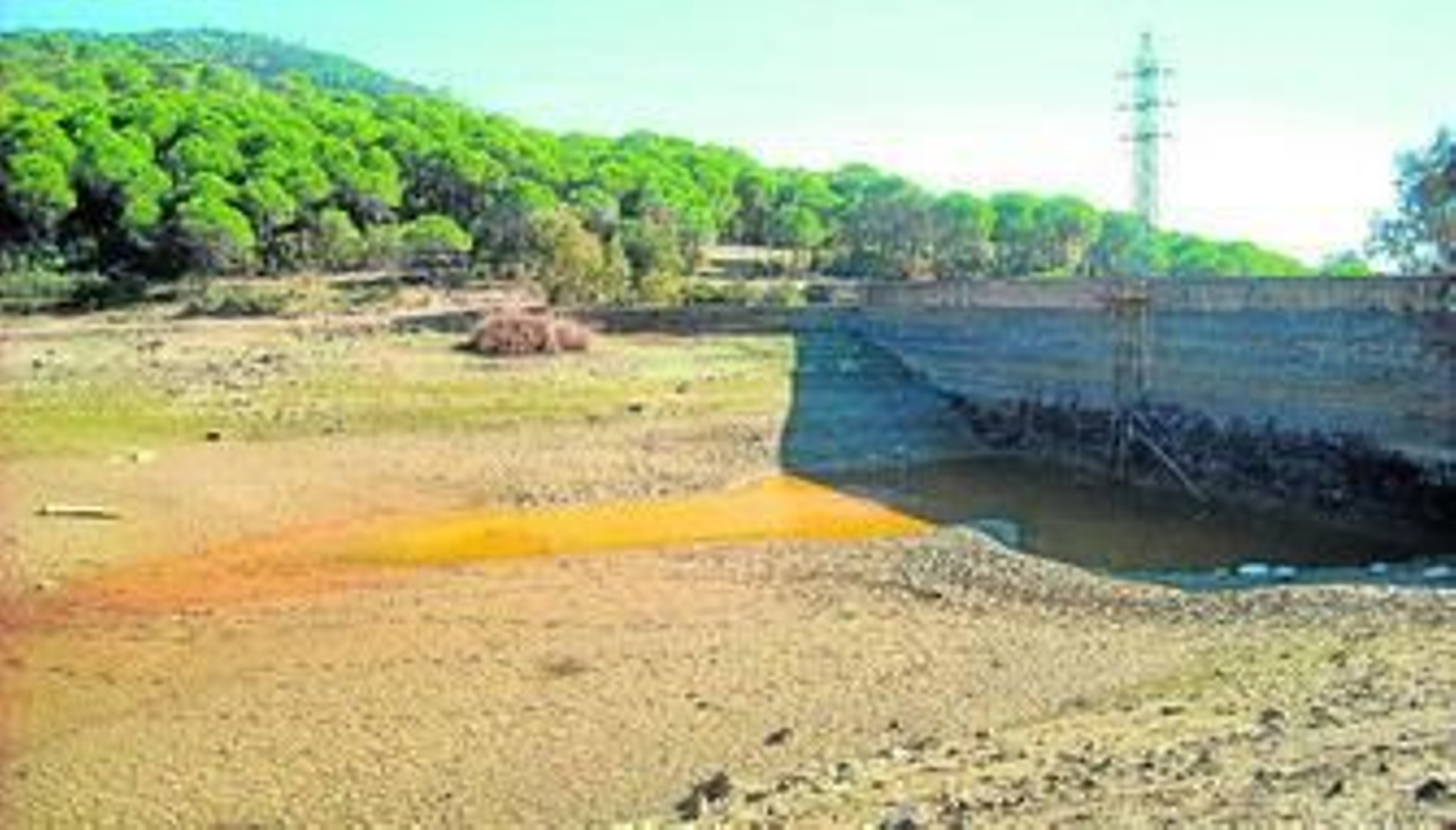 El aspecto del embalse de Los Tres Picos, tras quedar vacío.