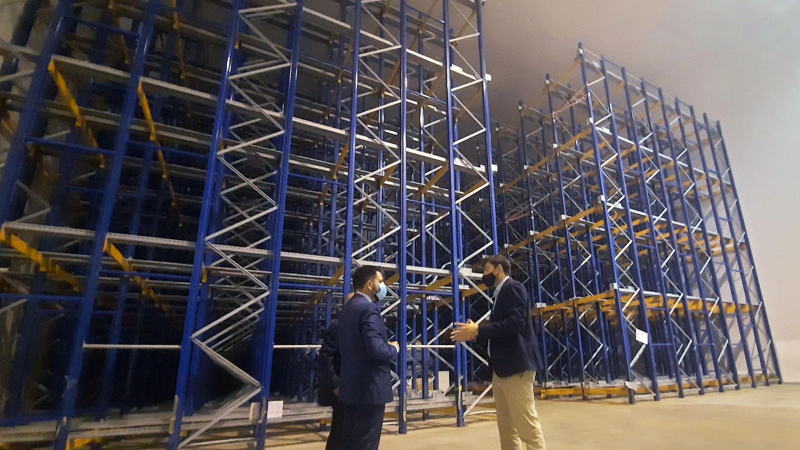 Visita del delegado de la Zona Franca junto a personal de Petaca Chico a la nave 23 del Recinto Fiscal de Cádiz