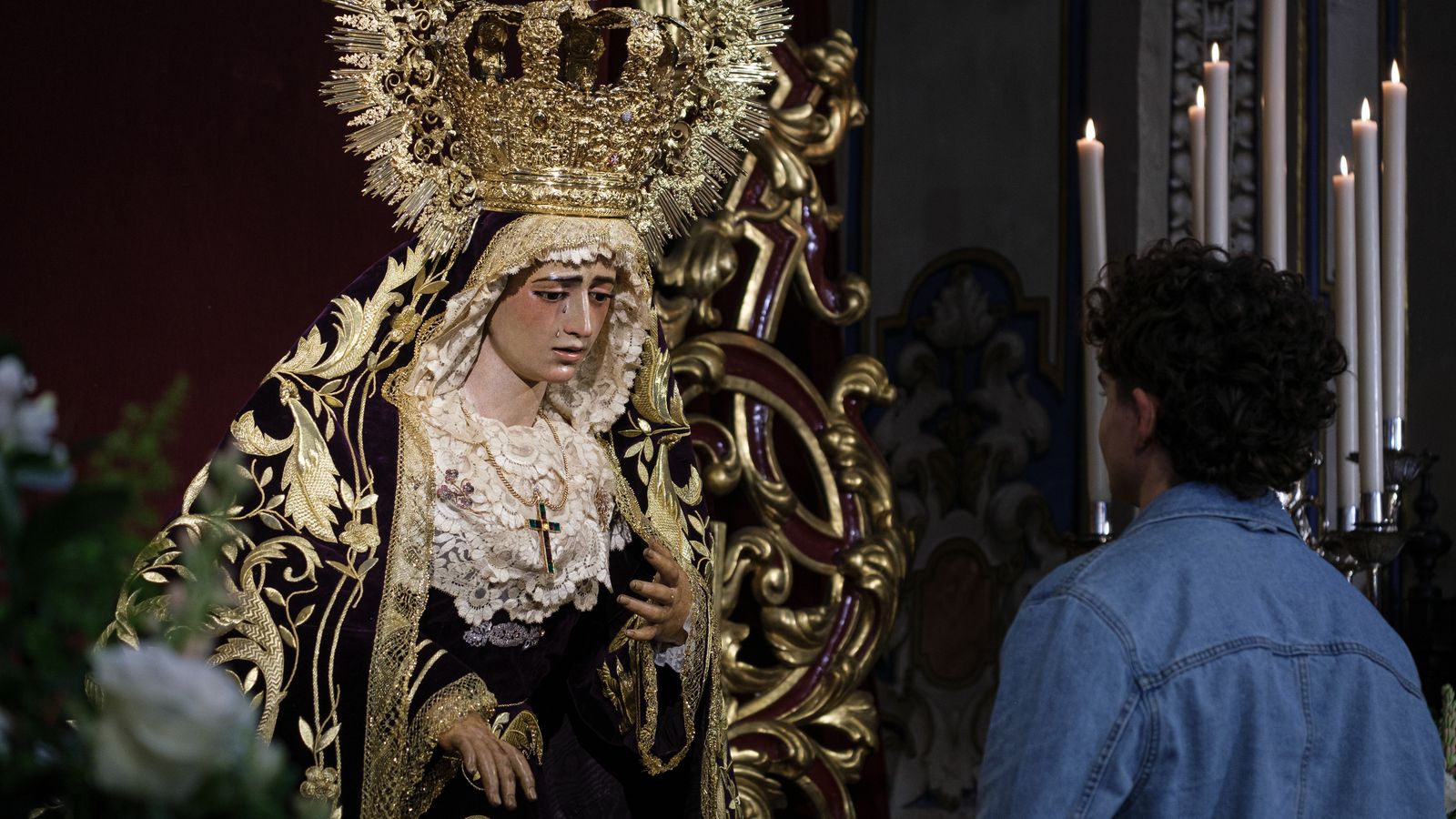 Un devoto mira fijamente el rostro de la Virgen de la Amargura