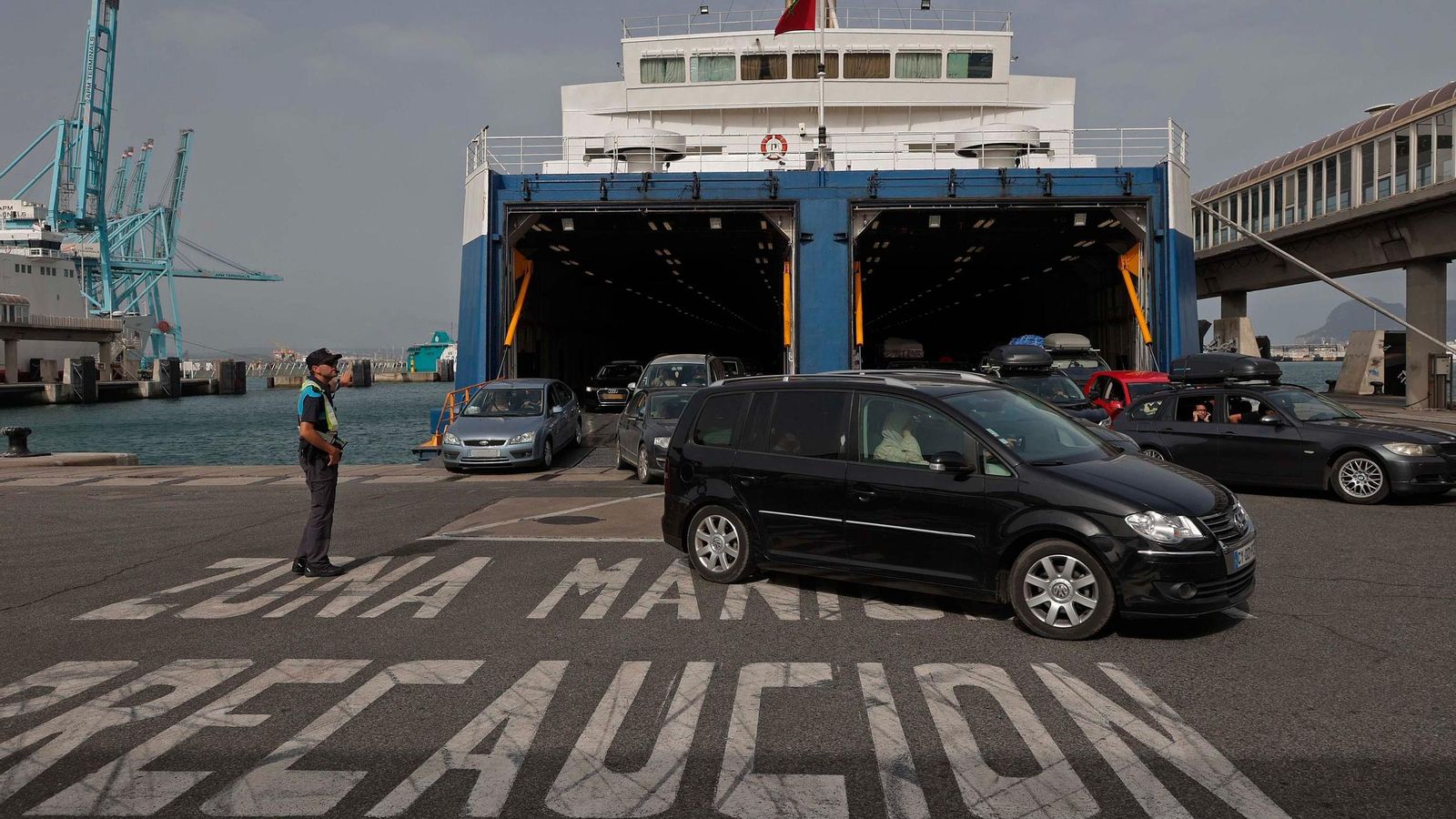 Varios turismos desembarcan de un ferry en el Puerto de Algeciras. Varios turismos desembarcan de un ferry en el Puerto de Algeciras.