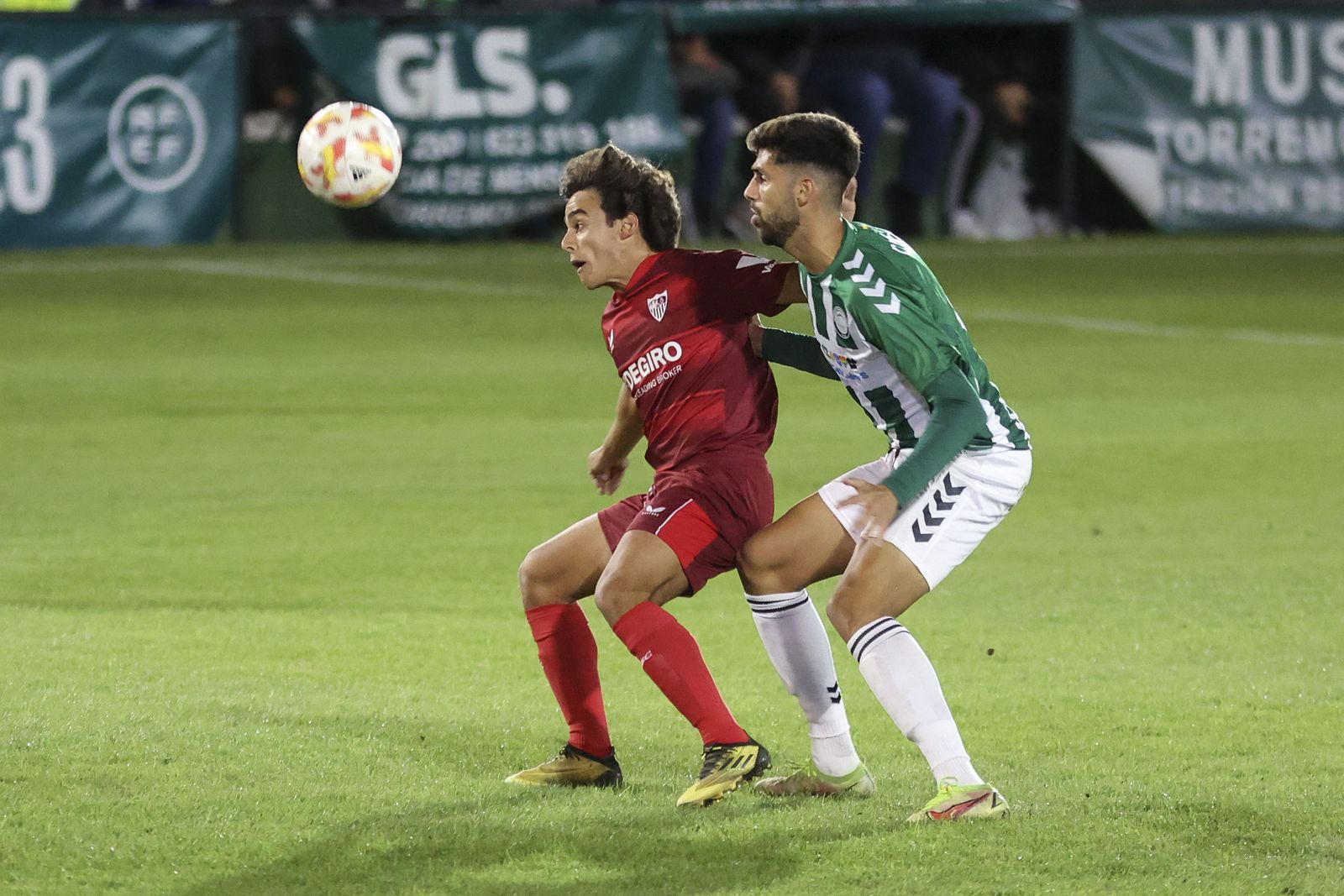 Carlos Álvarez intenta controlar el balón de espaldas ante la presión de Caturla.